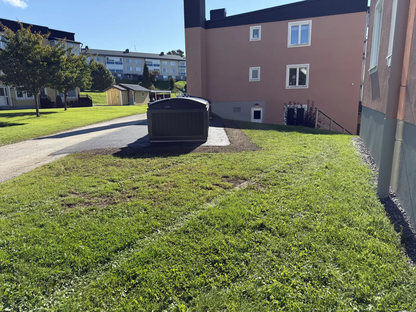 Underjordsbehållare - färdig avfallsstation med återställd gräsyta