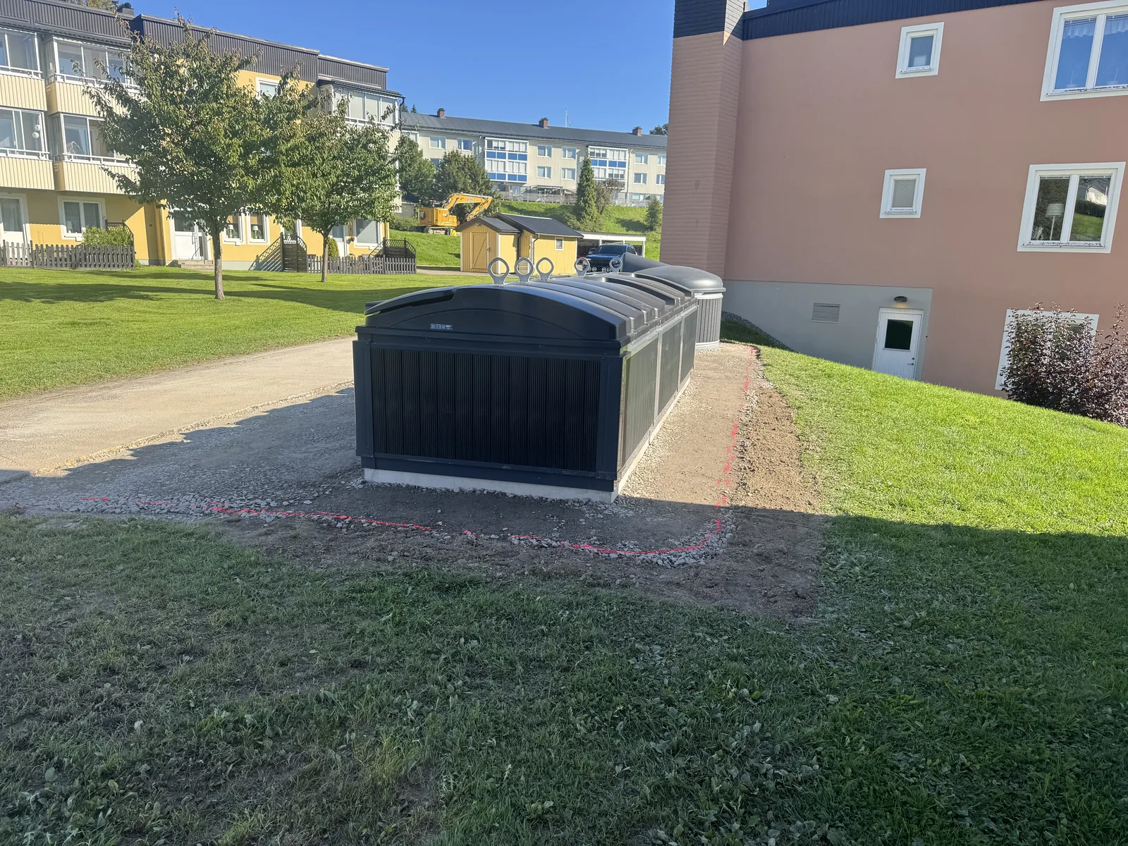 Grusad och utmärkt yta runt underjordsbehållarna inför asfaltering