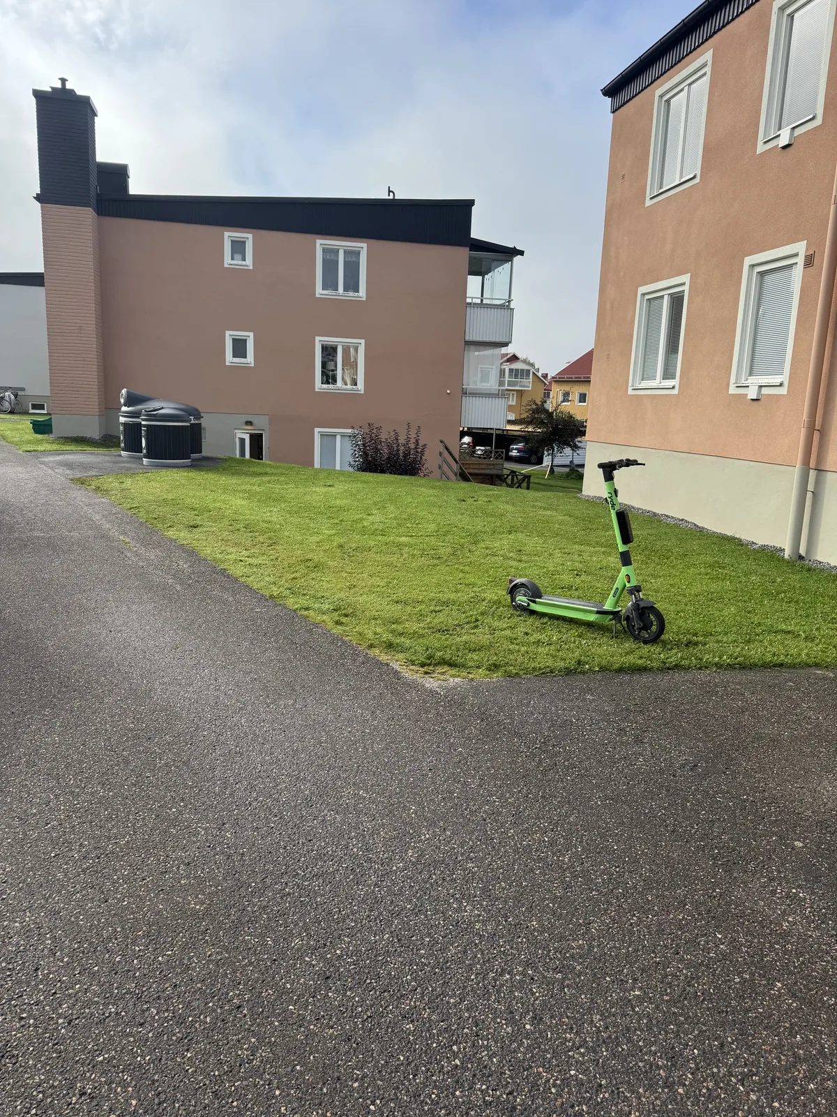 Gräsytan vid flerbostadshuset före installationen av underjordsbehållare