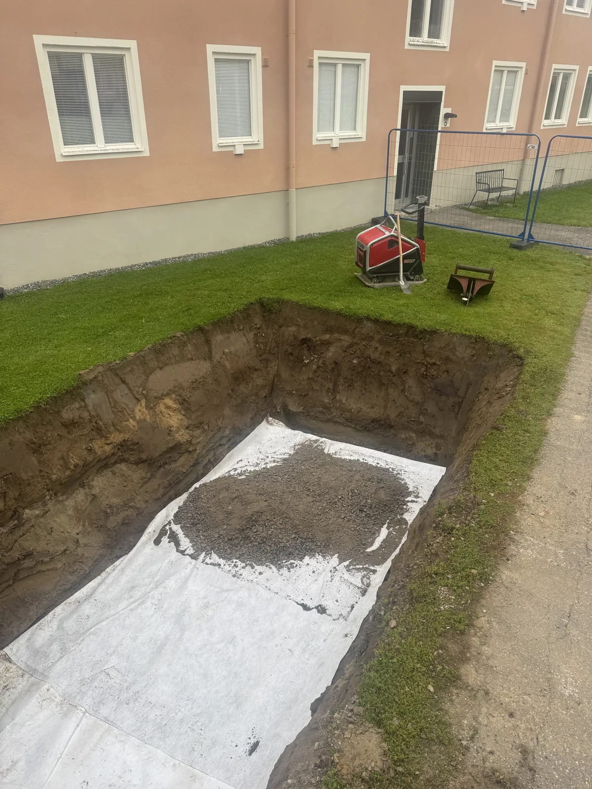 Fiberduk utlagd i schaktbotten inför grundläggning av underjordsbehållare