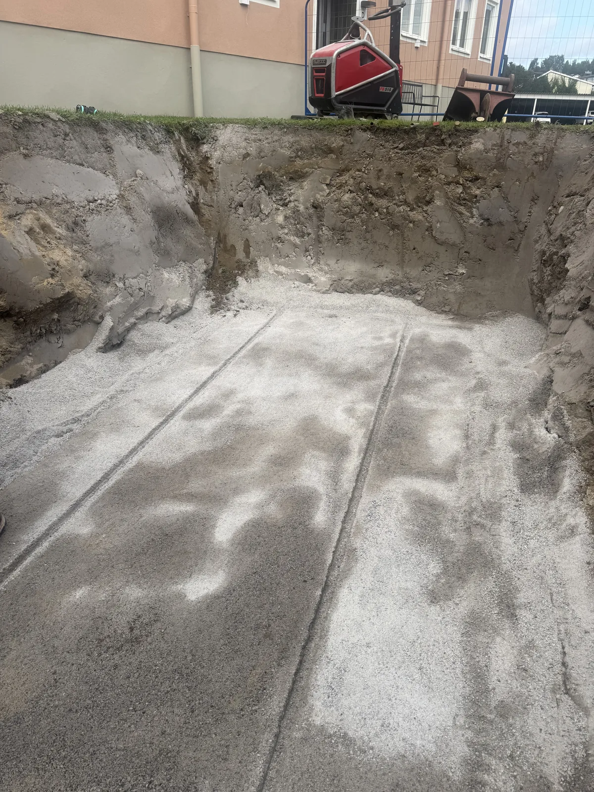 Packat och avjämnat grus i schaktbotten inför montering av underjordsbehållare